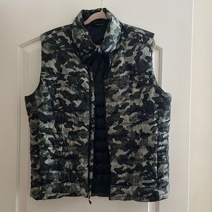 The North Face camo puffer vest L